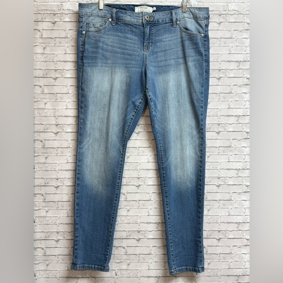 TORRID Womens Size 16 Light Wash Jeans Straight Leg Denim Pants - Picture 1 of 13